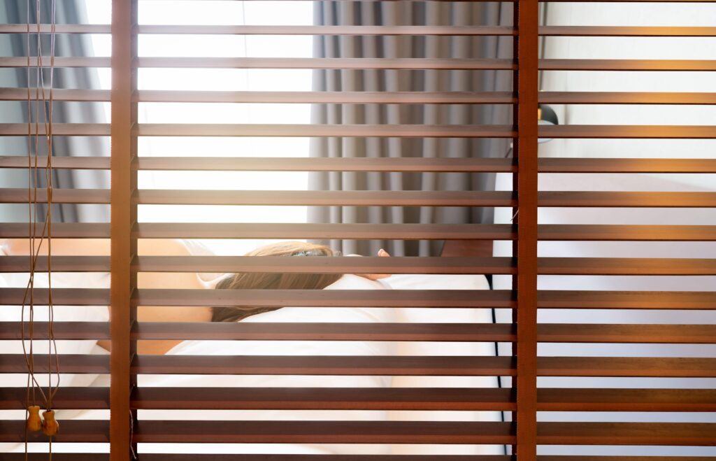 wooden-venetian-blinds-blackout-curtain-bathroom-bedroom-hotel-with-back-view