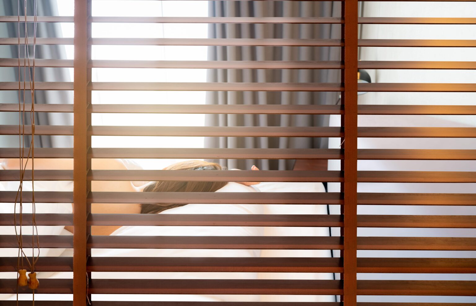 wooden-venetian-blinds-blackout-curtain-bathroom-bedroom-hotel-with-back-view